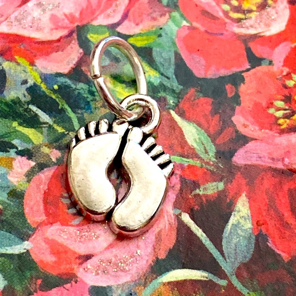 5/$10❤️❤️❤️NEW TIBETAN HANG TEN TOES SILVER CHARM PENDANT